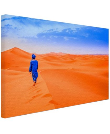 FotoCadeau.nl - Een Berber loopt in de woestijn Canvas 30x20 cm - Foto print op Canvas schilderij (Wanddecoratie)
