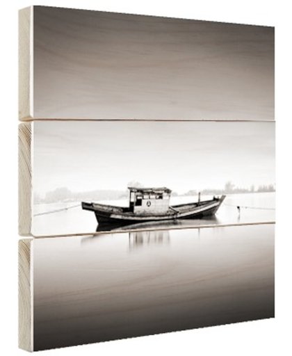 FotoCadeau.nl - Verlaten boot in het water zwart-wit Hout 50x50 cm - Foto print op Hout (Wanddecoratie)