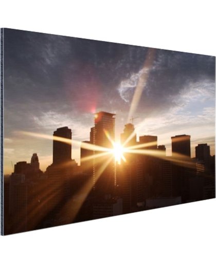 FotoCadeau.nl - Stralen ondergaande zon door gebouwen Aluminium 30x20 cm - Foto print op Aluminium (metaal wanddecoratie)