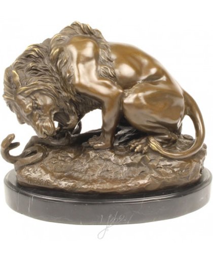 Bronzen beeld van een leeuw met slang