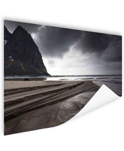 FotoCadeau.nl - Donkere lucht boven strand Poster 120x80 cm - Foto print op Poster (wanddecoratie)