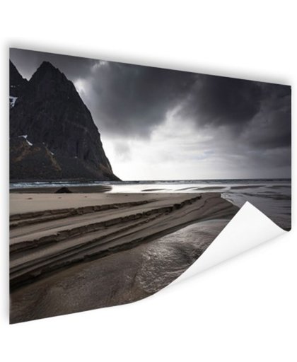 FotoCadeau.nl - Donkere lucht boven strand Poster 180x120 cm - Foto print op Poster (wanddecoratie)