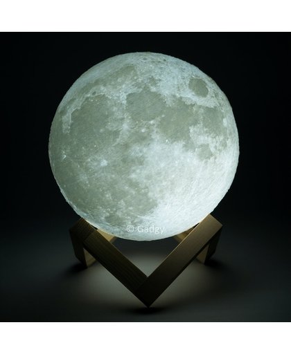 Gadgy® - Maan Lamp – 3D print Moon Lamp op houten standaard – USB Oplaadbare Maanlamp met 2 kleurstanden – Sfeerlamp - Leeslamp - LED Nachtlamp - 13 cm.