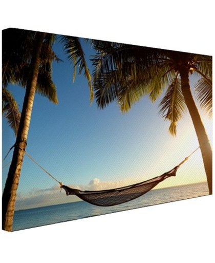 FotoCadeau.nl - Hangmat tussen palmbomen tropisch strand Canvas 80x60 cm - Foto print op Canvas schilderij (Wanddecoratie)