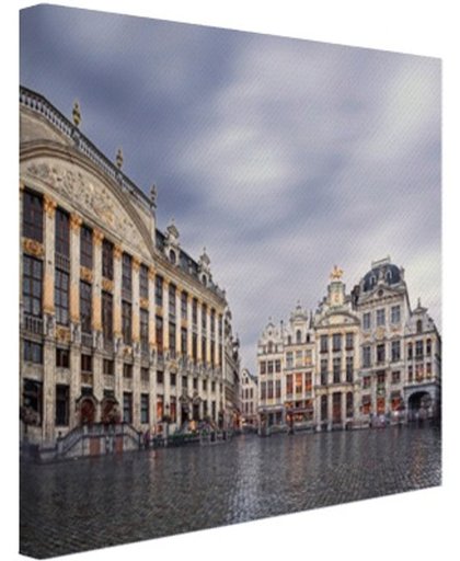 FotoCadeau.nl - Regenachtige Grote Markt Brussel Canvas 30x20 cm - Foto print op Canvas schilderij (Wanddecoratie)
