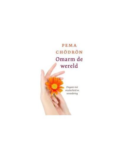 Omarm de wereld. omgaan met onzekerheid en verandering, Pema Chodron, Paperback