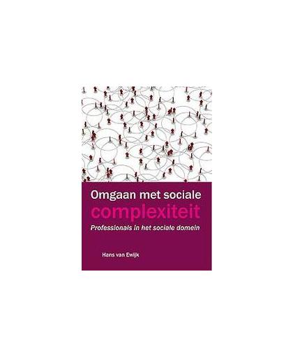 Omgaan met sociale complexiteit. professionals in het sociale domein, Van Ewijk, Hans, Paperback