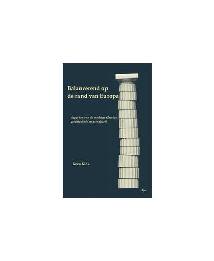 Balancerend op de rand van Europa. aspecten van de moderne Griekse geschiedenis en actualiteit, Klok, Kees, Paperback