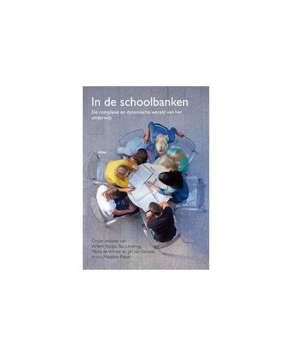 In de schoolbanken. de complexe en dynamische wereld van het onderwijs, Bas Levering, Paperback