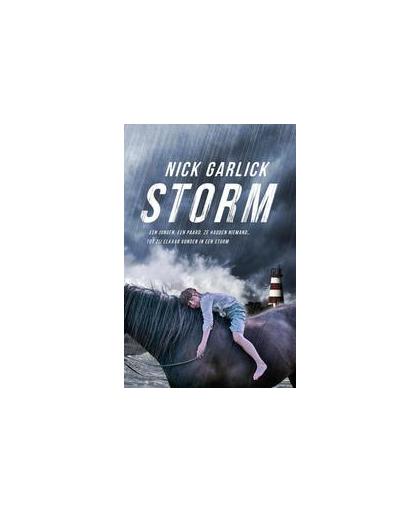Storm. Een jongen, een paard. Ze hadden niemand... Tot ze elkaar vonden in een storm, Nick Garlick, Hardcover