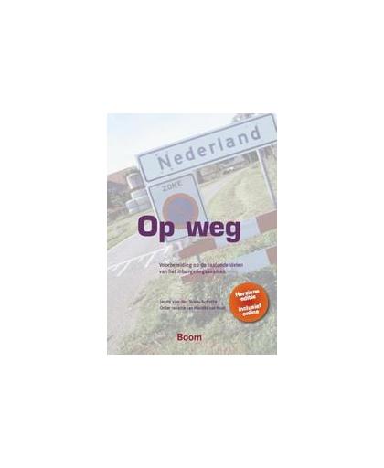 Op weg. voorbereiding op de taalonderdelen van het inburgeringsexamen, Van der Toorn-Schutte, Jenny, Paperback