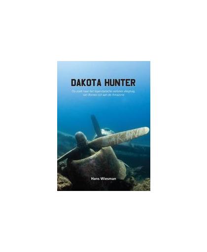 Dakota Hunter. op zoek naar het legendarische verloren vliegtuig van Borneo tot aan de Amazone, Wiesman, Hans, Paperback