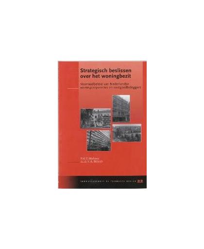 Strategisch beslissen over het woningbezit. voorraadbeleid van Nederlandse Woningcorporaties en Vastgoedbeleggers, Nieboer, N.E.T., Paperback