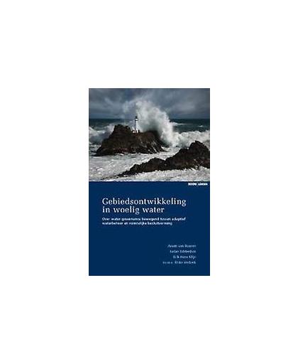 Gebiedsontwikkeling in woelig water. over water governance bewegend tussen adaptief waterbeheer en ruimtelijke besluitvorming, Buuren, A. van, Paperback