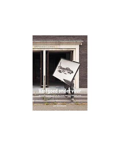 Vastgoed onder vuur. de geschiedenis van de militaire bouw in Nederland, Schoeman, Jan, Hardcover