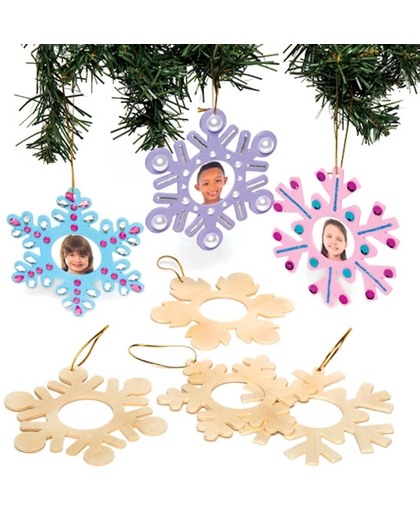 Houten hangende kerstfotolijstjes in de vorm van een winterse sneeuwvlok, die kinderen kunnen maken en schilderen. Creatieve kerstknutselset (8 stuks)