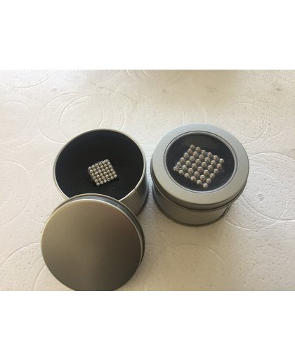 Neocube magneetballetjes zilver kleur - 216 buckyballs - 5mm en 216 buckyballs 3 mm geleverd in mooie metalen geschenkdoosjes