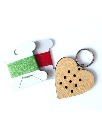 DIY borduurpakket sleutelring met hart houten sleutelhanger. Handvaardigheid borduurpakketje voor kinderen.