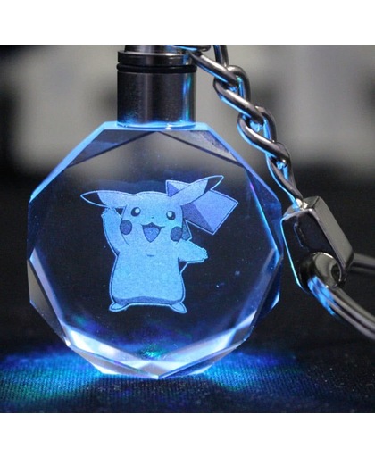 Pokemon cadeau, LED Sleutelhanger. Sleutelhanger uit Edelstaal en Hard Glas met gegraveerde Pikachu Blij figuur.