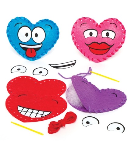 Mini-naaisets voor vilten kussentjes met grappige hartvormige gezichtjes, die kinderen kunnen maken voor Valentijnsdag. Kinderknutselset (verpakking van 4)