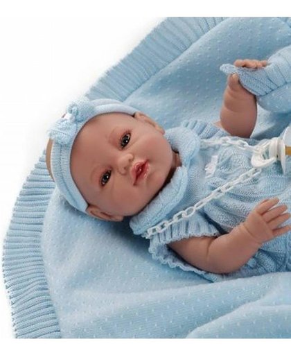 Berbesa babypop pasgeboren in blauwe doek