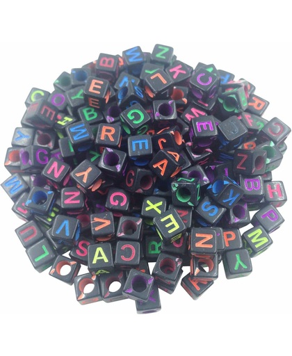 100 stuks alfabetkralen zwart met gekleurde letters