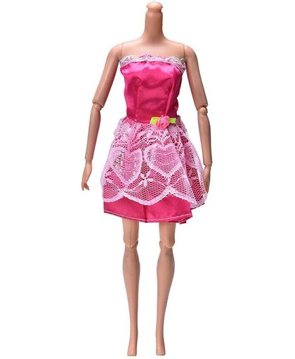 Korte Rode avondjurk met rondom 1 laag kant voor de Barbie pop NBH®
