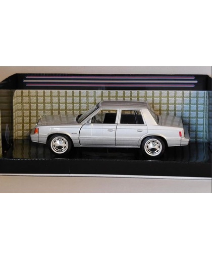 Plymouth Reliant 1983 1:24 Motor Max Zilver 73200AC
