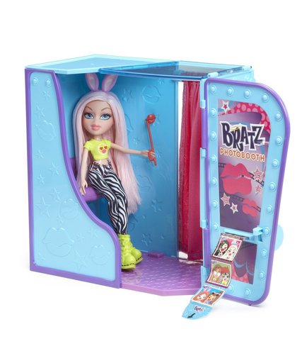 Bratz #SelfieSnaps Photobooth Playset with Doll