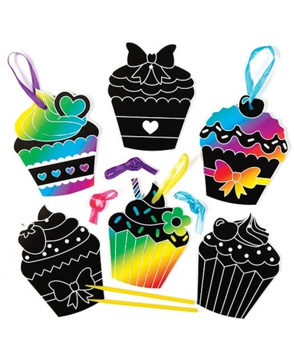 Decoratieset met hangende cupcakes die kinderen met kraskunst kunnen ontwerpen en maken. Creatieve knutselset voor kinderen (verpakking van 8)