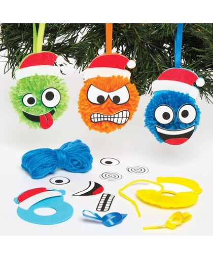 Sets met hangende grappige kerstgezichten met pompondecoraties, die kinderen kunnen maken, ontwerpen en ophangen voor kerst. Creatieve knutselset voor kinderen (4 stuks)