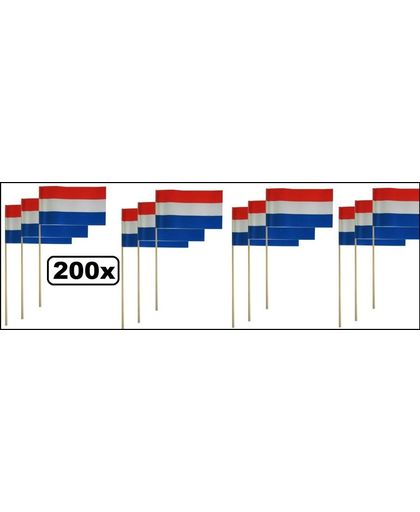 200x Vlaggetjes op stok rood/wit/blauw 20x13 cm