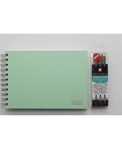Handlettering A5 Wire-O gebonden Oefenboek (Omslag Licht Groen) + Set van 3 Sakura Pigma Micron PN Pennen - (Zwart / Rood / Blauw)