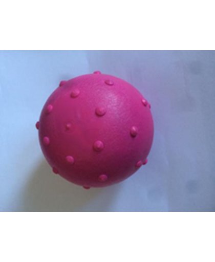 Een rubber speeltje voor de hond in roze kleur met belletje