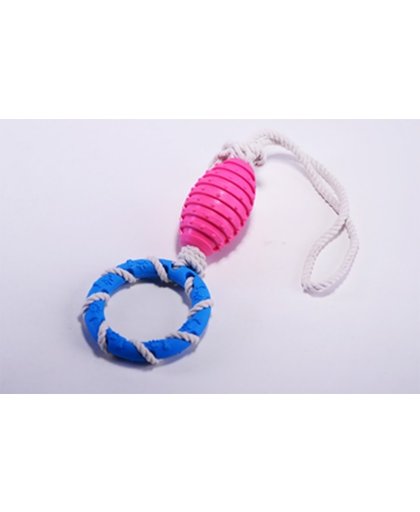Een rubber speeltje met touw met ring