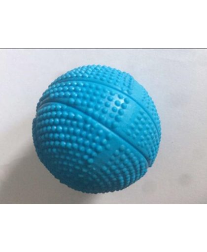 Een rubber speeltje voor de hond blauwe bal
