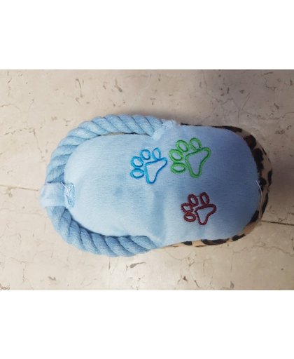 Een knuffeltje blauw met piepje in de vorm van een slipper