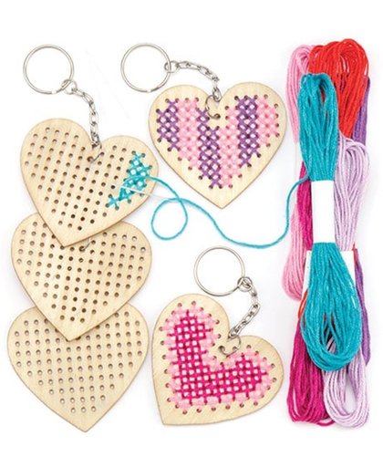 Sets met sleutelhangers met borduurbare houten hartjes die kinderen kunnen maken en versieren voor Valentijnsdag en Moederdag (5 stuks per verpakking)