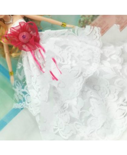 Witte Prinsessenjurk, baljurk of trouwjurk met bloemen design en een schort van 2 lagen kant voor de Barbie pop - NBH®