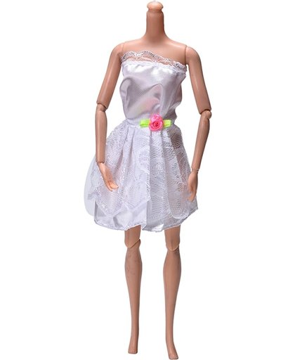 Korte Witte avondjurk met rondom 1 laag kant voor de Barbie pop NBH®