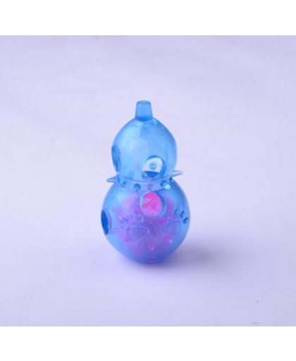 Een rubber speeltje voor de hond in blauwe transparante kleur als poppetje