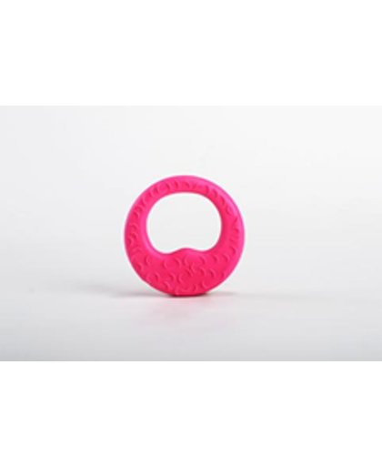 Een rubber speeltje voor de hond in roze kleur als bijtring