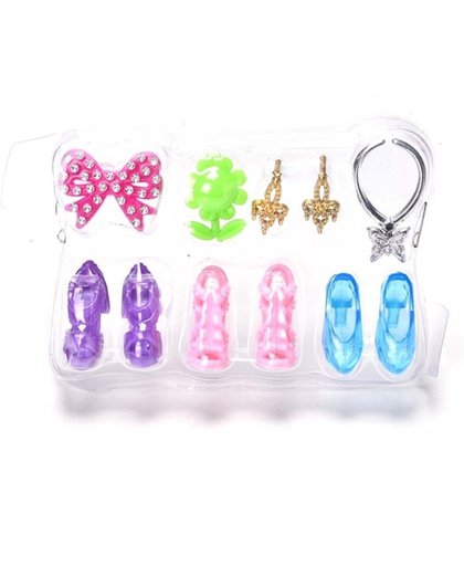 11 delige accessoire set bevat 3 paar schoenen, 1 collier, oorbellen en haarclips voor de Barbie pop NBH®