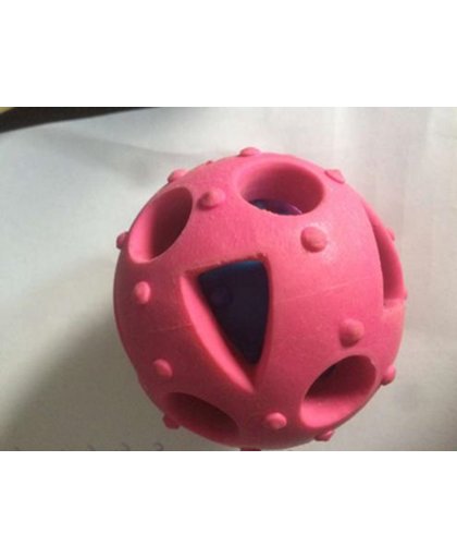 Een rubber speeltje voor de hond in roze kleur met openingen