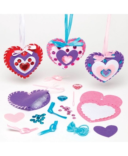Decoratienaaisets met hangende harten van vilt die kinderen kunnen maken en versieren voor Valentijnsdag. Kinderknutselset (verpakking van 3)