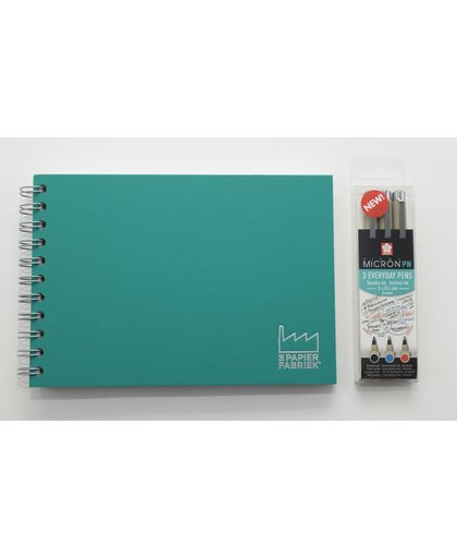 Handlettering A5 Wire-O gebonden Oefenboek (Donker Groen) + Set van 3 Sakura Pigma Micron PN Pennen - (Zwart / Rood / Blauw)