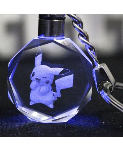 Pokemon Cadeau | LED Sleutelhanger | Sleutelhanger uit Edelstaal en Hard Glas met gegraveerde Pikachu Knipoog figuur.