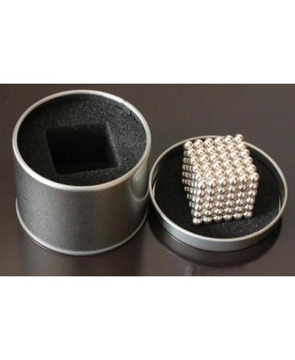 Neocube magneetballetjes zilver kleur - 216 buckyballs - 5mm geleverd in een mooie metalen geschenkdoos met kijkglas