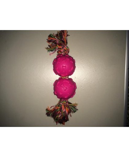 Een rubber speeltje voor de hond in roze kleur met 2 ballen