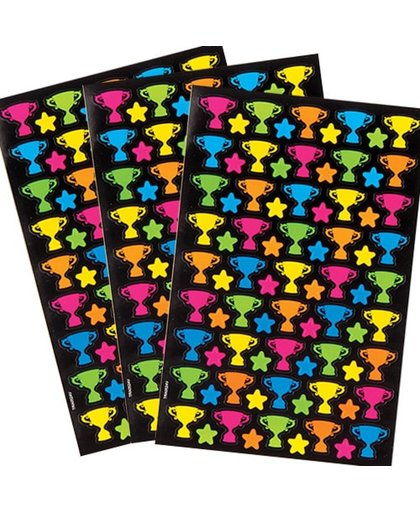 Stickers met prijsbekers en sterretjes waarmee kinderen kaarten en knutselwerkjes naar eigen smaak kunnen versieren (240 stuks per verpakking)